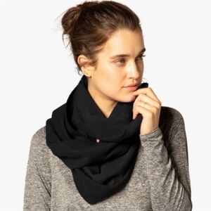 Beyond Yoga Black Infinity Pocket Scarf